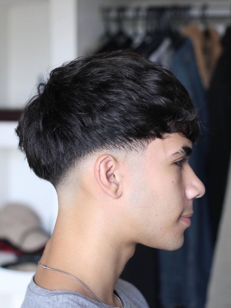 Casquete texturizado con taper limpio en la nuca