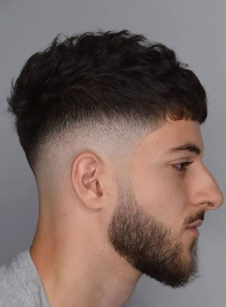 Degradado a piel con barba perfilada, visto de perfil