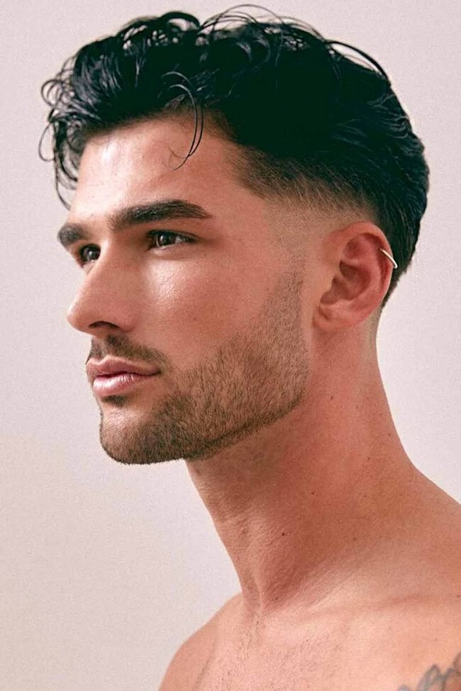 Tupé con textura peinado hacia atrás sobre laterales cortos